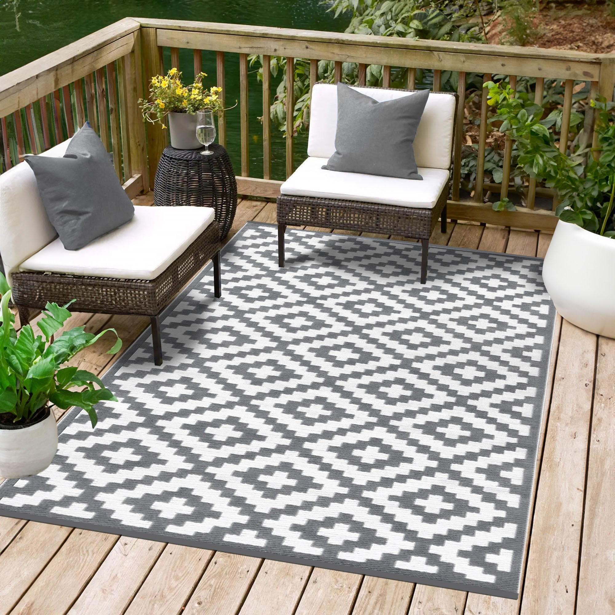 Green Decore Nirvana Outdoor Plastic Rug (Grey/White)