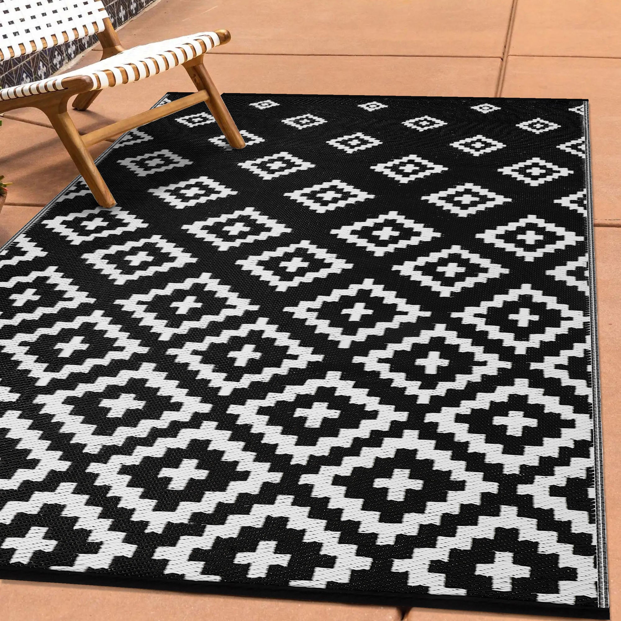 Bettina Outdoor Recycled Plastic Rug (Black / White)