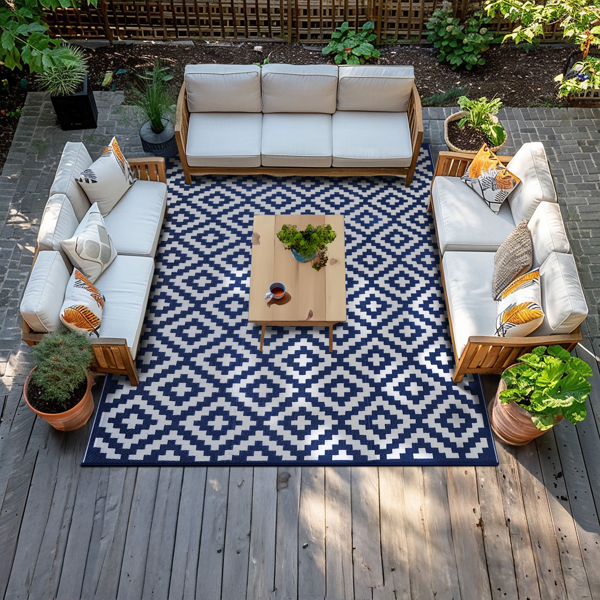 Nirvana Outdoor Recycled Plastic Rug (Navy Blue/White)