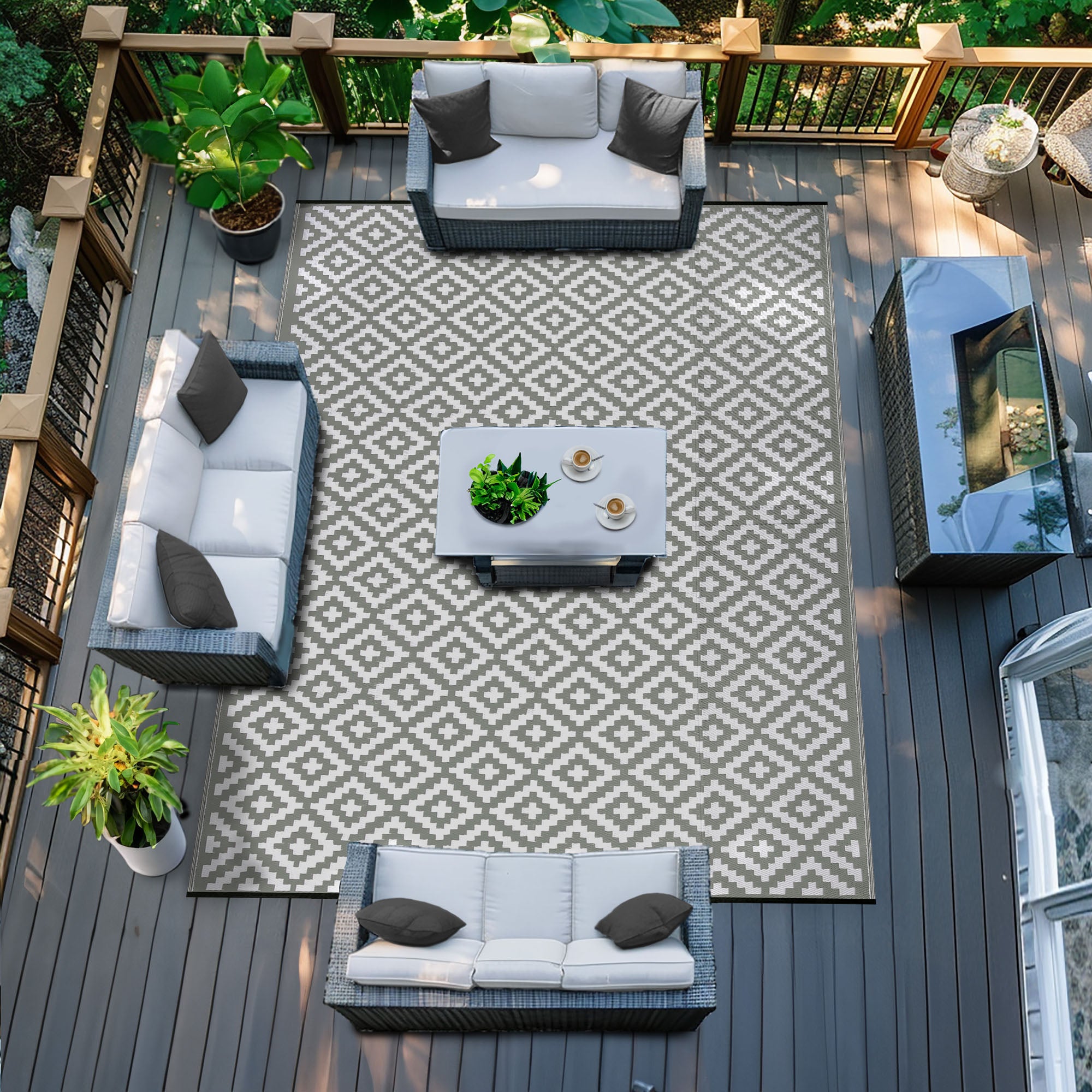 Green Decore Nirvana Outdoor Plastic Rug (Grey/White)