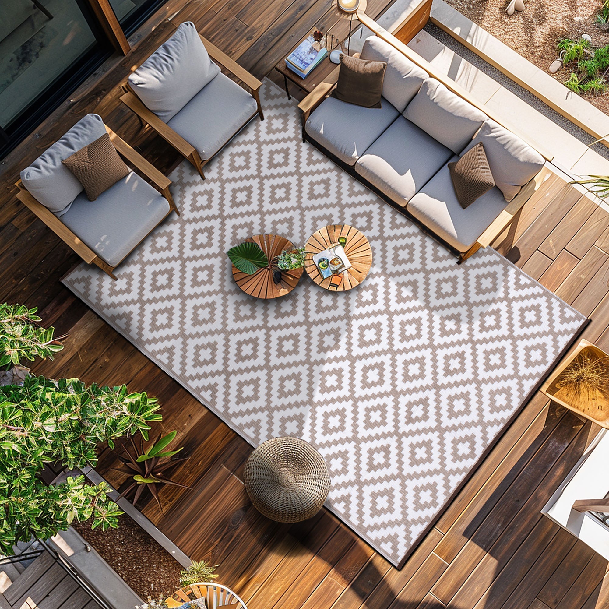 Nirvana Outdoor Recycled Plastic Rug (Simple Taupe/White)