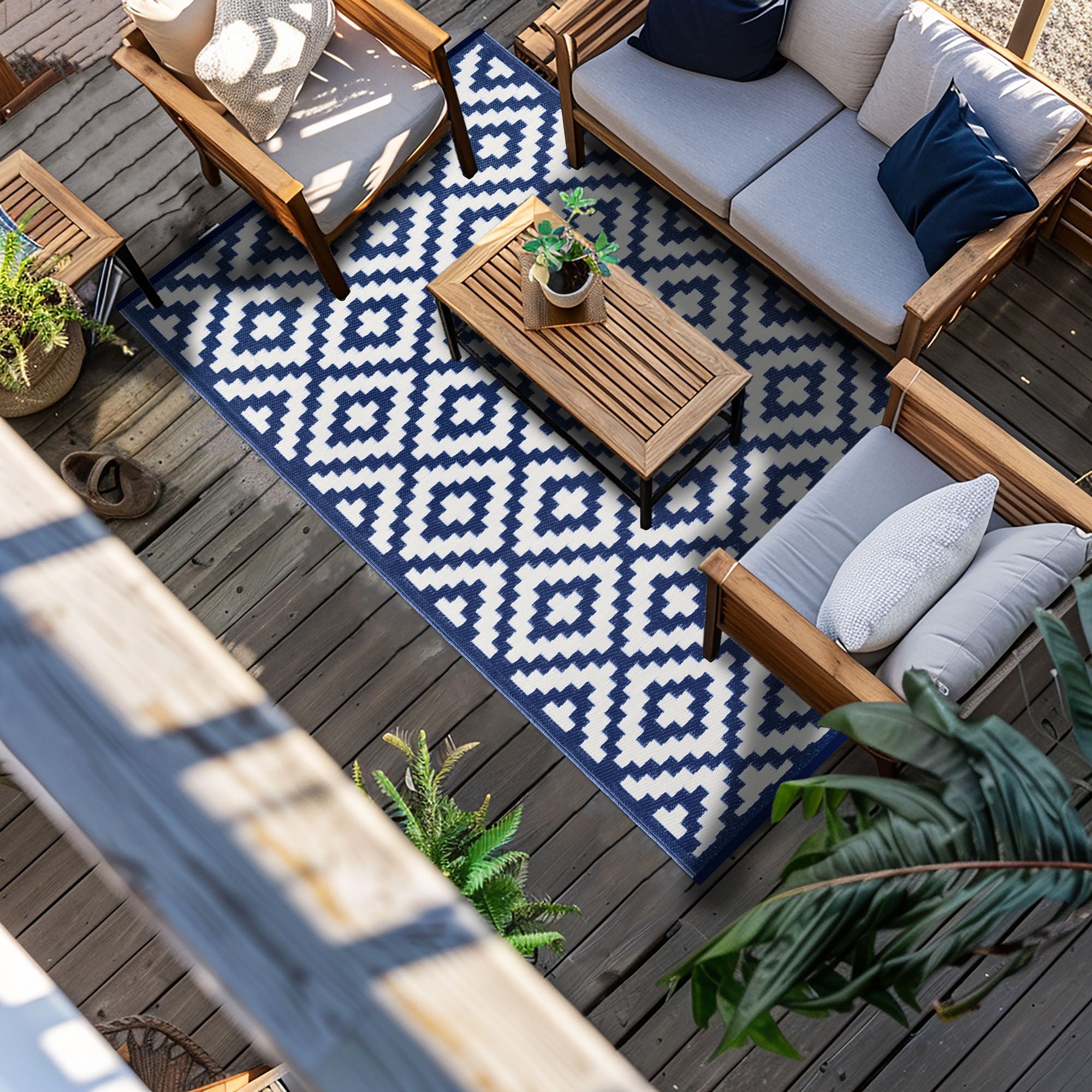 Nirvana Outdoor Recycled Plastic Rug (Navy Blue/White)