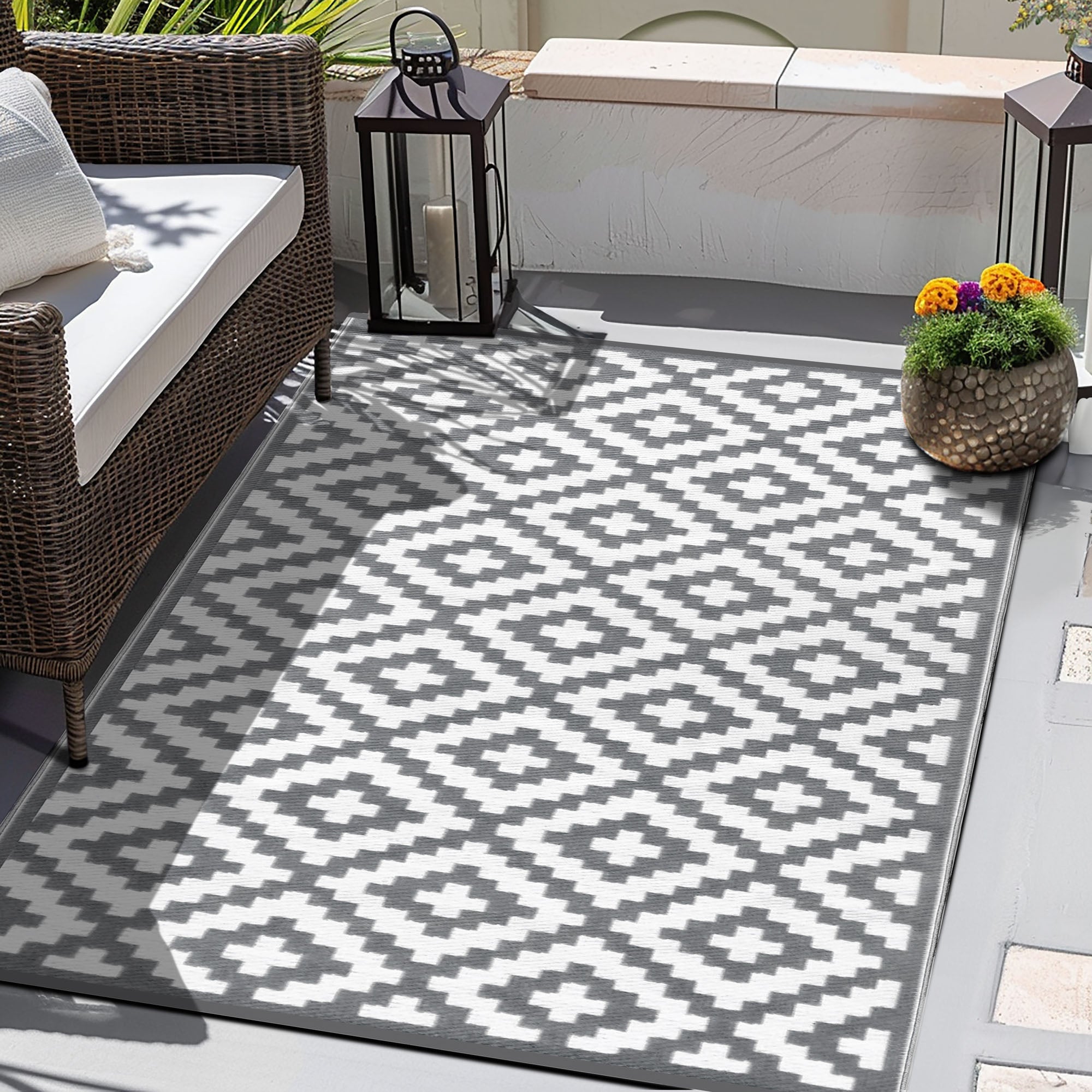 Green Decore Nirvana Outdoor Plastic Rug (Grey/White)