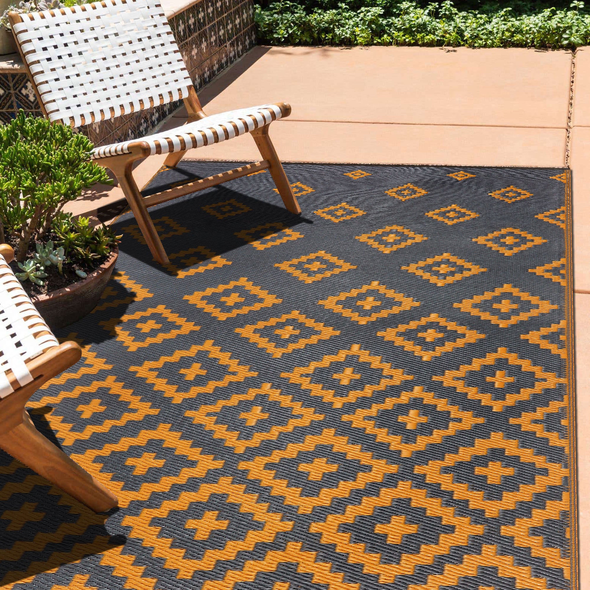 Bettina Outdoor Recycled Plastic Rug (Charcoal Grey /  Yellow Ochre)