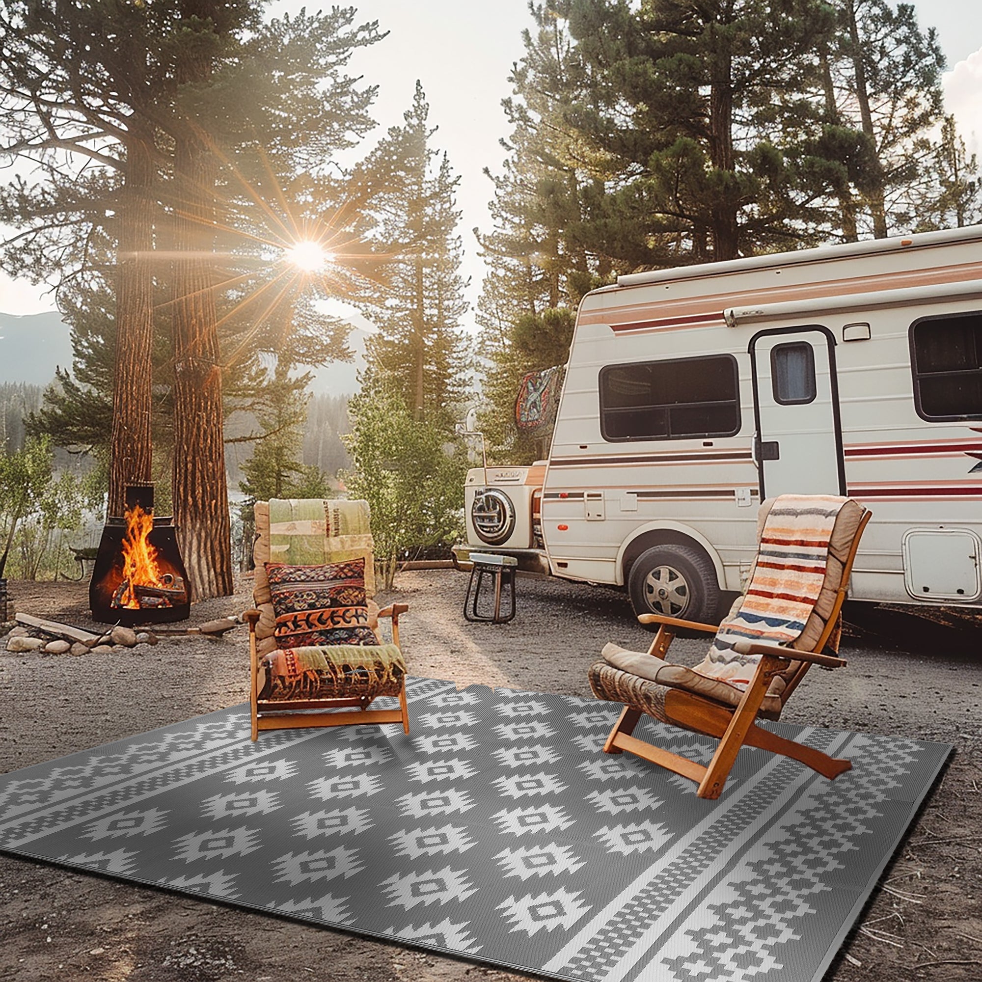 Riffle Outdoor Recycled Plastic Rug for Camping (Sharkskin Grey / White)