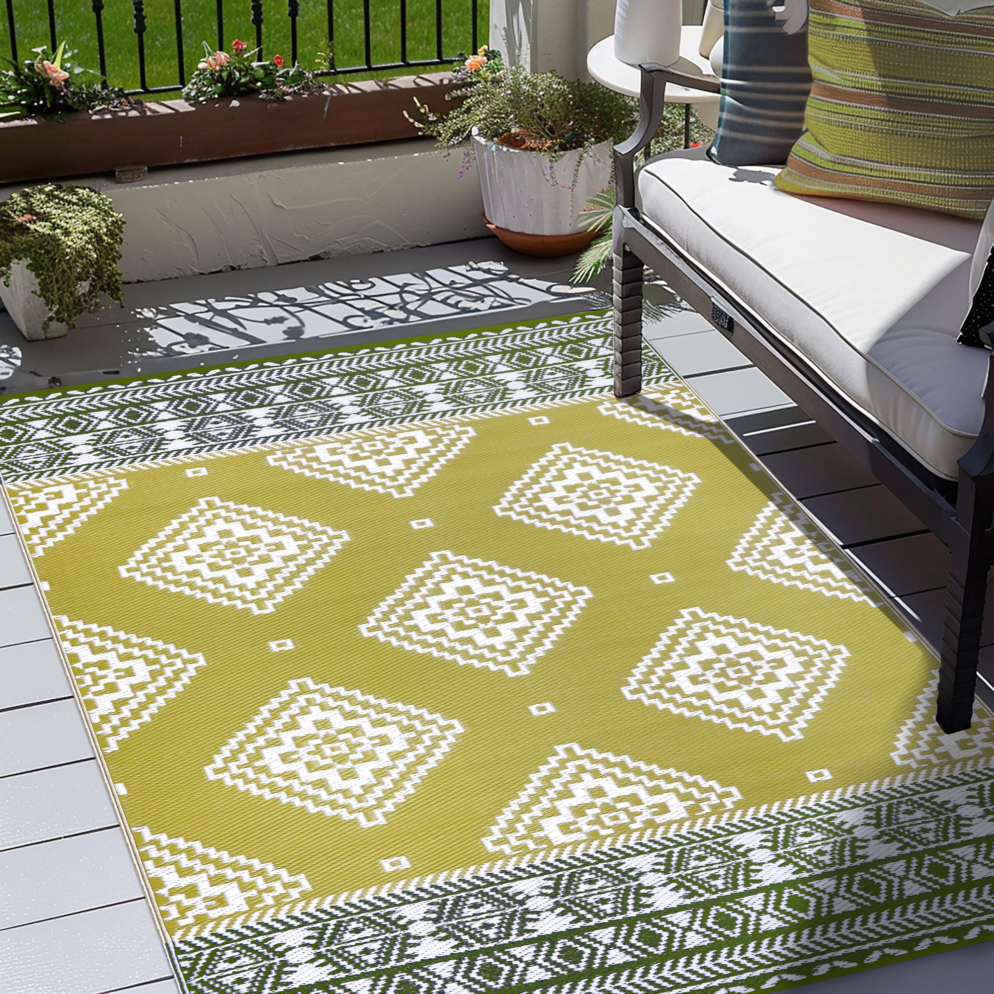 Venice Outdoor Recycled Plastic Rug (Golden Green, Deep Forest Green & White)